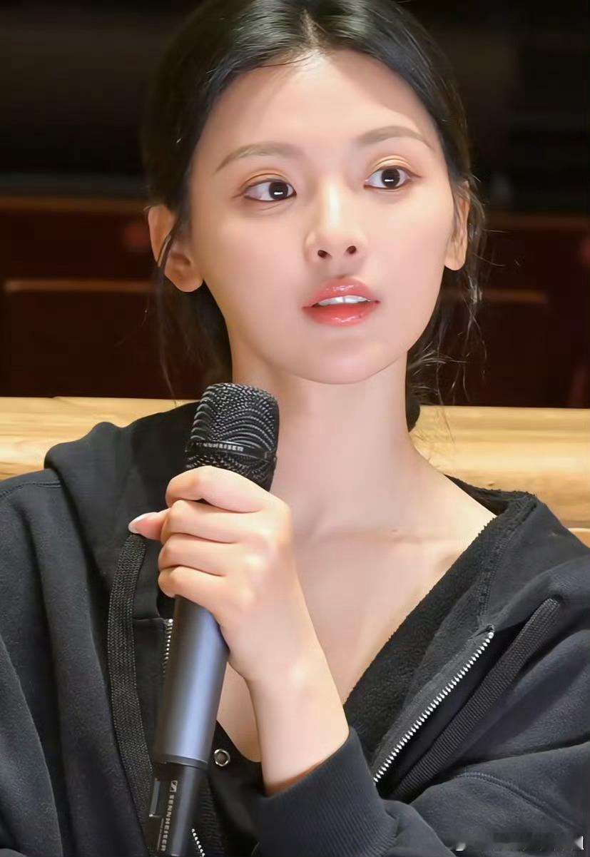 杨超越五官也算是精致的，为什么爆火不了 ​​​