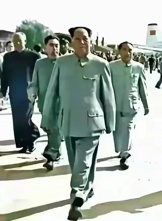 【并肩的足迹：三位伟人的革命征程】泛黄的相纸里，定格着一段永不褪色的岁月。画面中