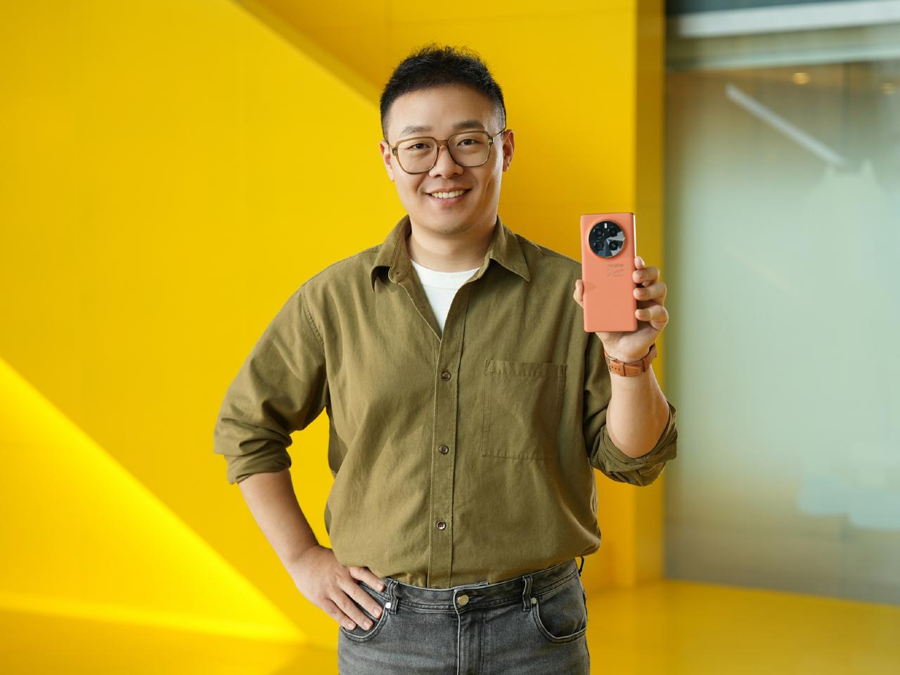 真我realme徐起，直接晒出了全球首台realme 2亿销量纪念版真我GT5 