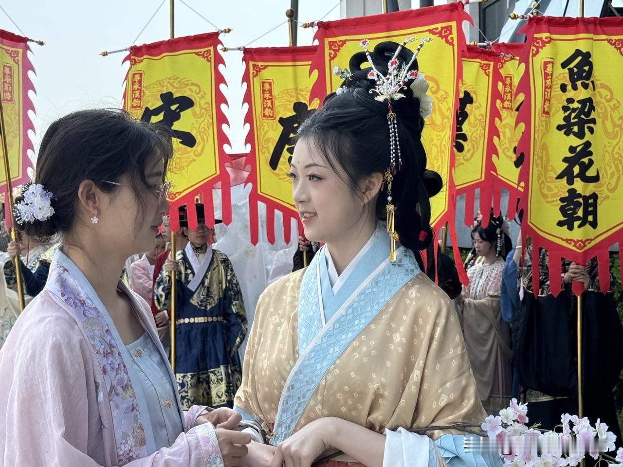 春意盎然的花朝节汉服小姐姐们宛如春花般绚烂，吸引了无数目光。她们身着色彩斑斓的汉