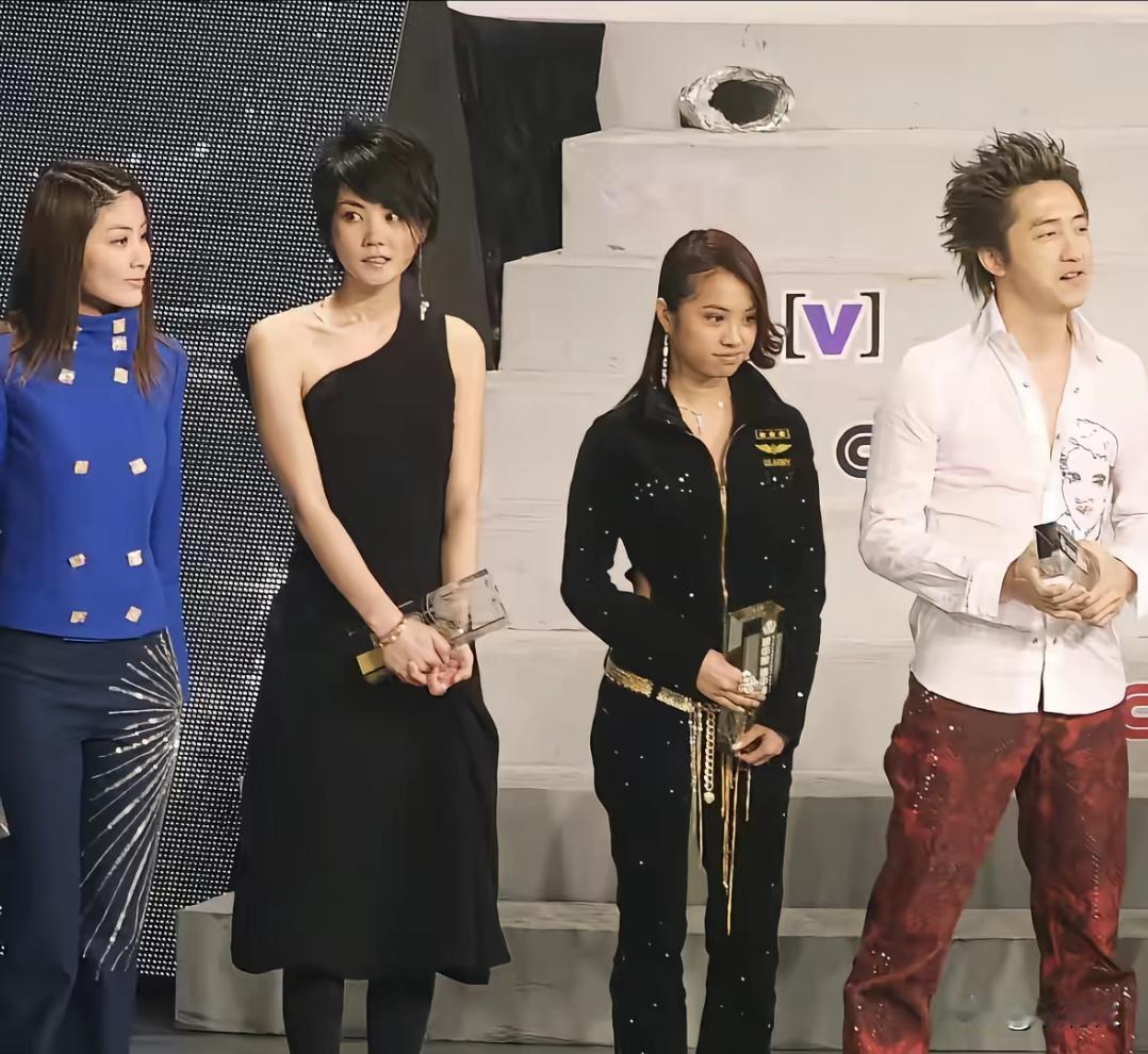2003年，CCTV-MTV音乐盛典的颁奖现场。四位华语乐坛重量级歌手同台拿奖，