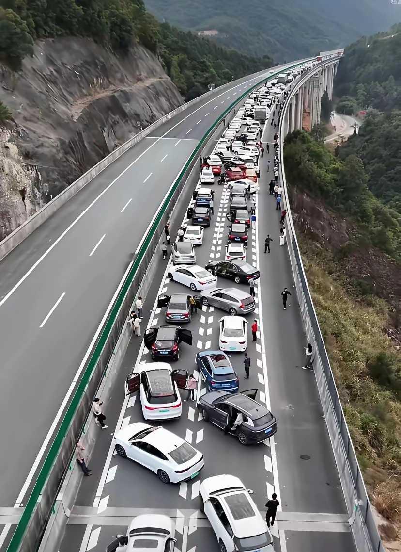网友：高速大堵车时，为什么大家要这样停车呢？
