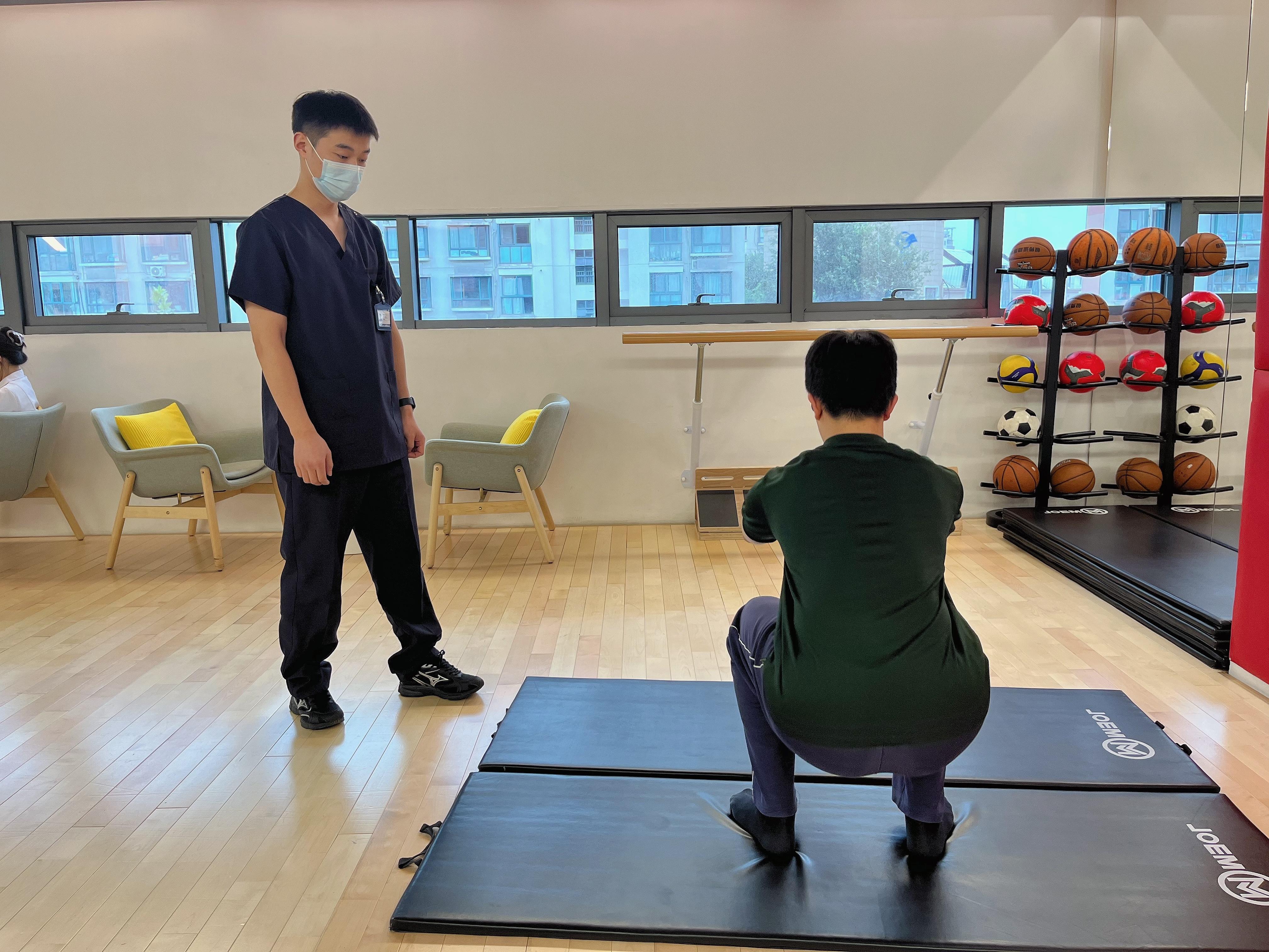 康复案例 【髌骨软化康复】在上海徐汇问诊治疗的小哥，也是一名爱健身的高中生小孩哥