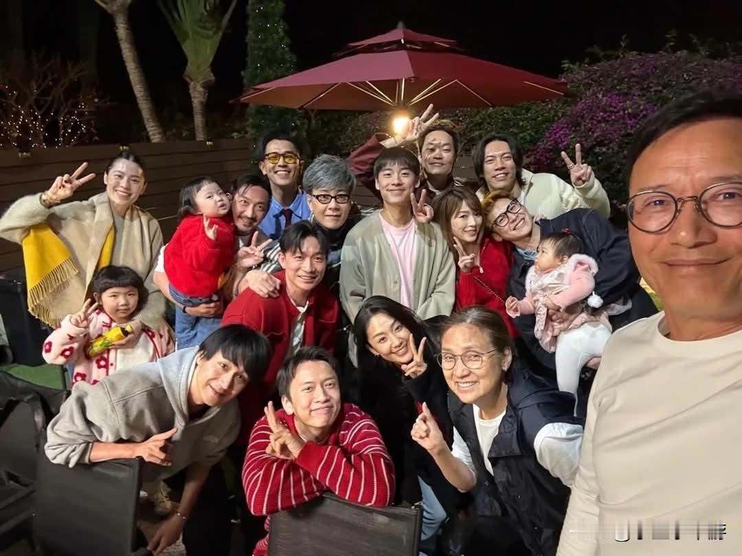 中国香港艺人苗侨伟保养有方，64岁的戚美珍却惊现老人斑，被网友批“像80岁婆婆”