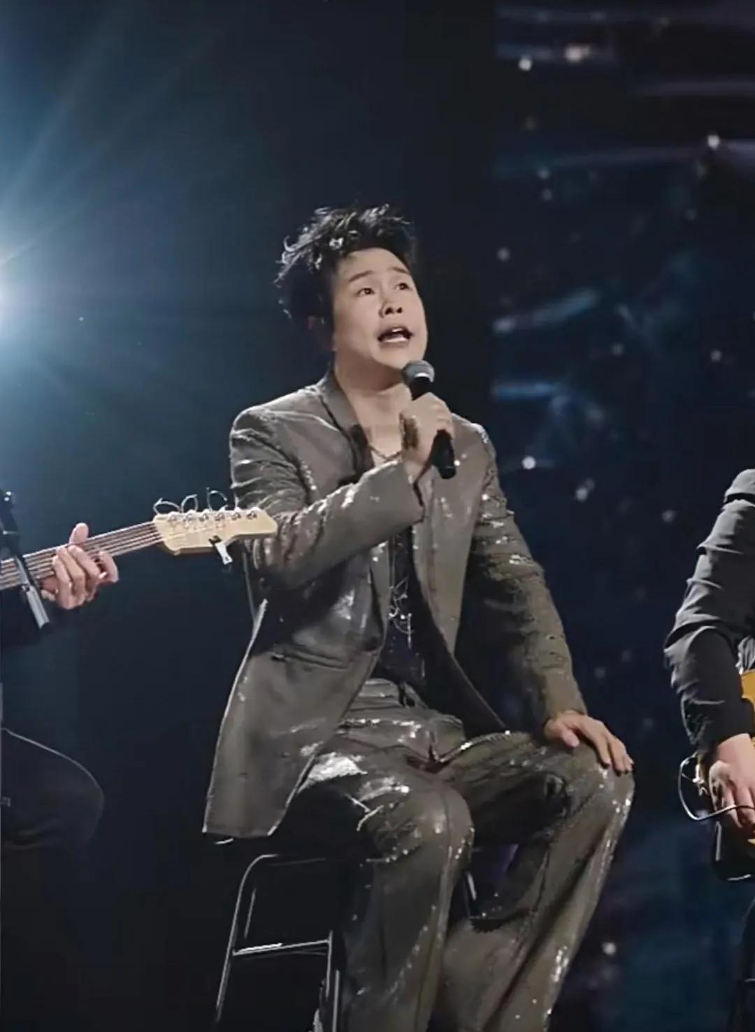 小沈阳演唱会合肥站，现场座无虚席，他刚唱了两句，下面的观众就来了一个大合唱，气氛