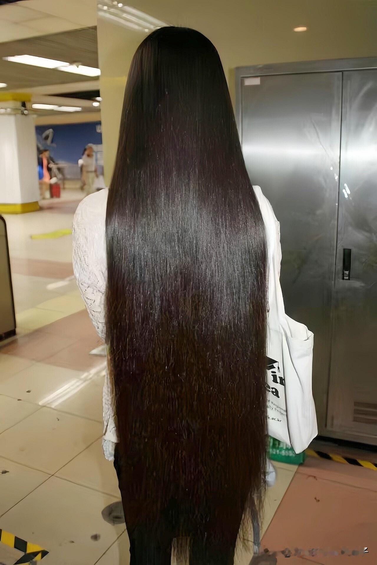 超长美发，背影惊艳！
美丽的麻花辫尽显女性的妩媚多姿的温柔美！[爱慕][爱慕]