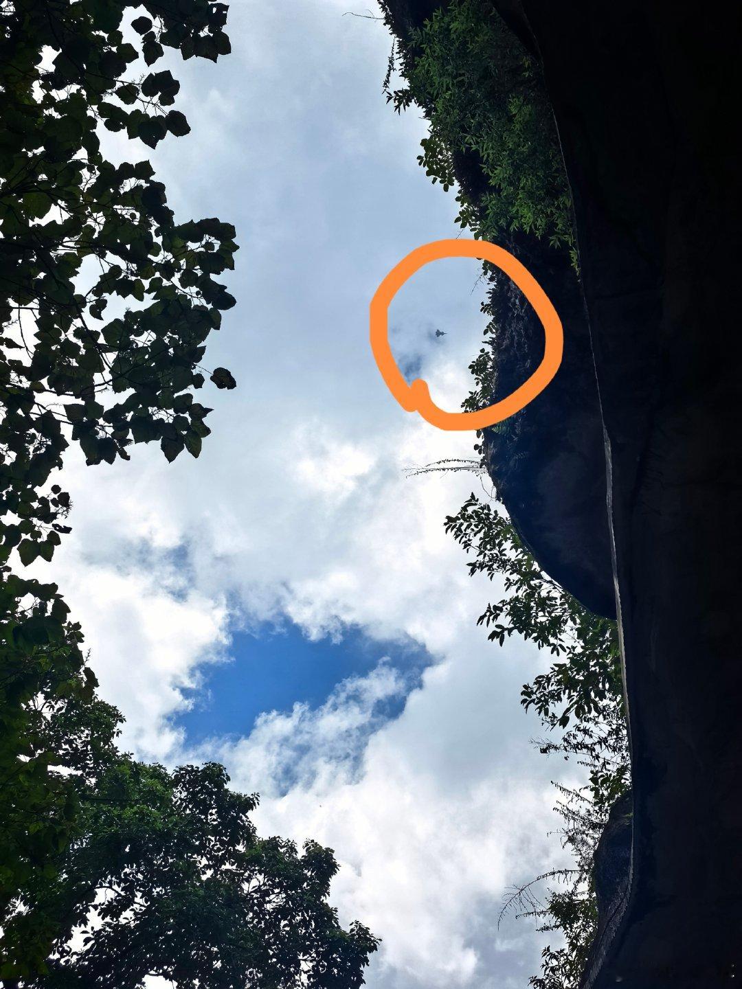 大足宝顶山石刻，最佳BGM周围有个机场，看看什么型号 ​​​