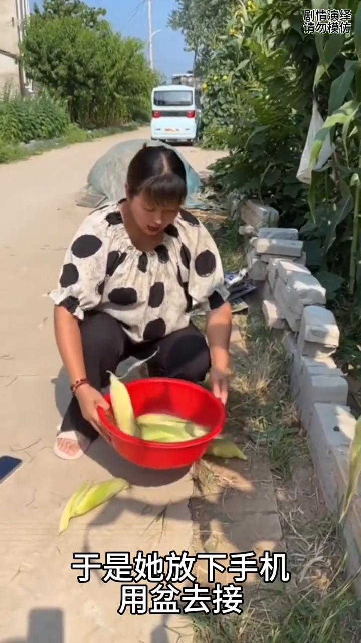 女子贪图便宜却吃了大亏，这一幕真的太无奈了。
女子端着盆正走时，这时她看到地里有