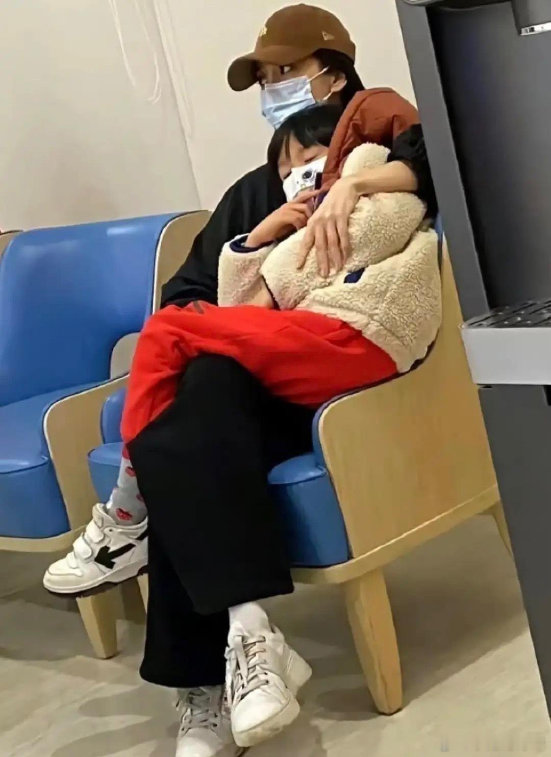 杨颖送8岁小海绵找爸爸，黄晓明亲儿子额头，父子一起练字超有爱！ ​​​