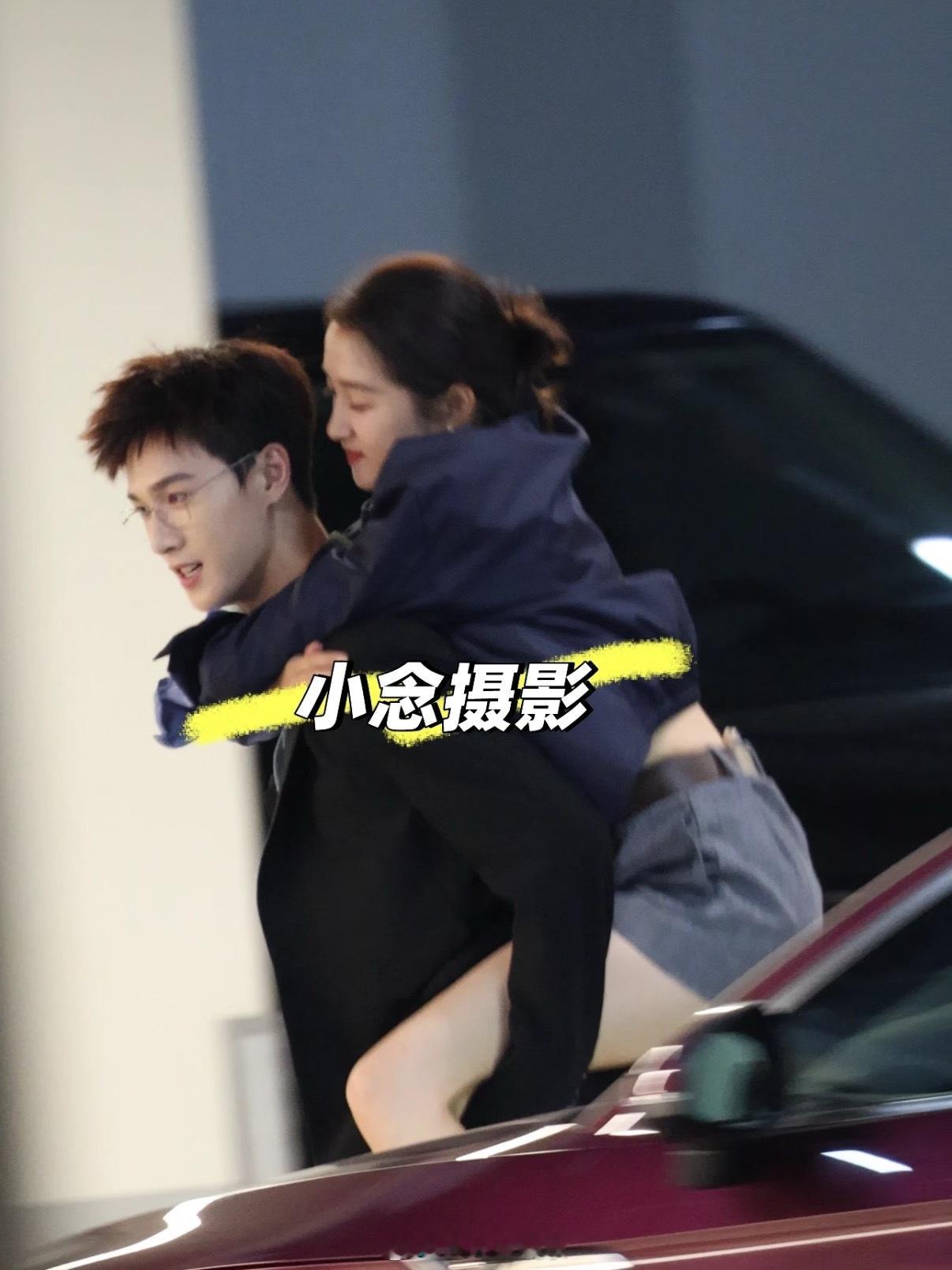 你们小情侣下车也要背！李昀锐背关晓彤下车路透耀眼李昀锐背关晓彤下车 ​​​