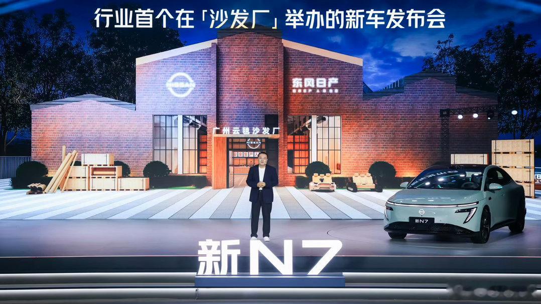 车企高管挑战暗夜零接管挂壁下山东风日产N7挂壁零接管上山容易下山难明暗交替的隧道