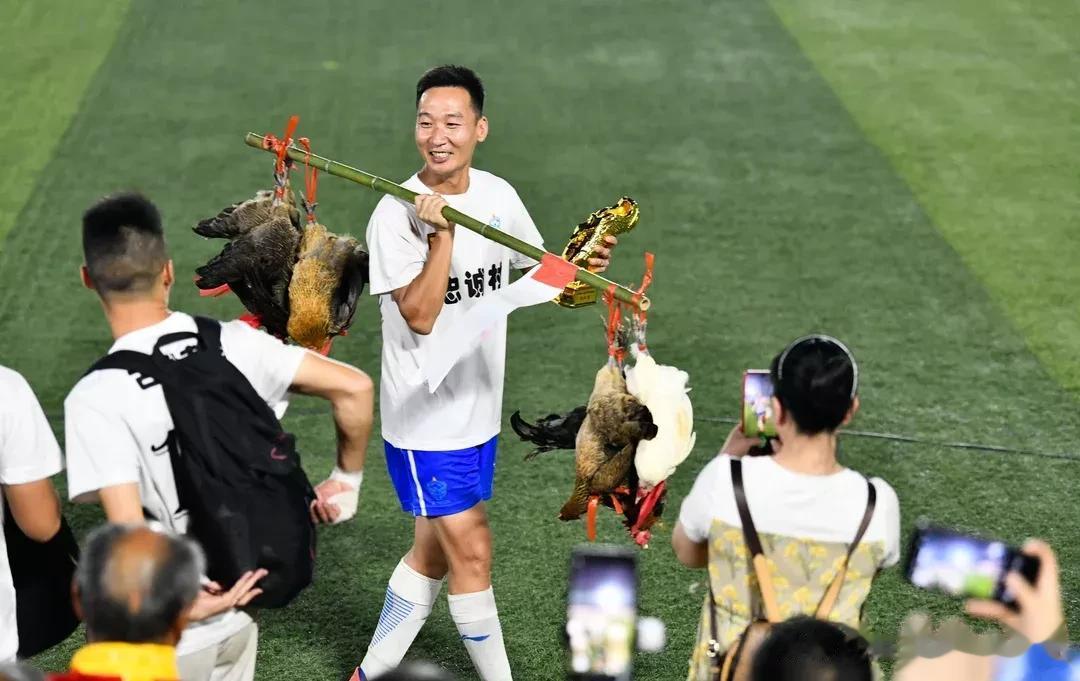 “村超”最佳射手奖品👉榕江小香鸡 得火爆全网，好吃的土鸡。[捂脸]