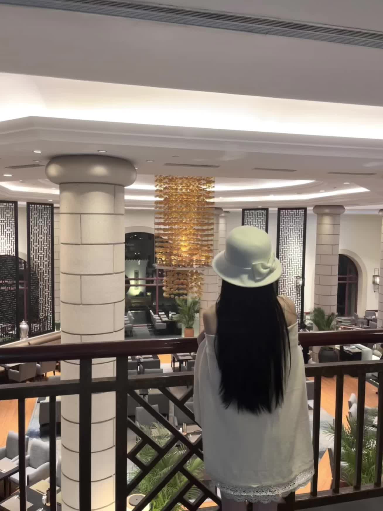 看到你那张脸就想到妥协 我的付出我的时间都照映在了你身上 我十几岁做过...