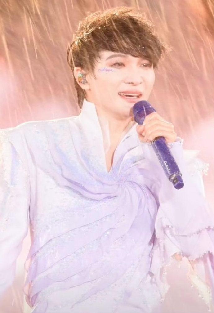 今晚的华雨乐坛今晚淋雨开演唱会的歌手 我不行了 给我们华语乐坛浇成啥了 ​​​