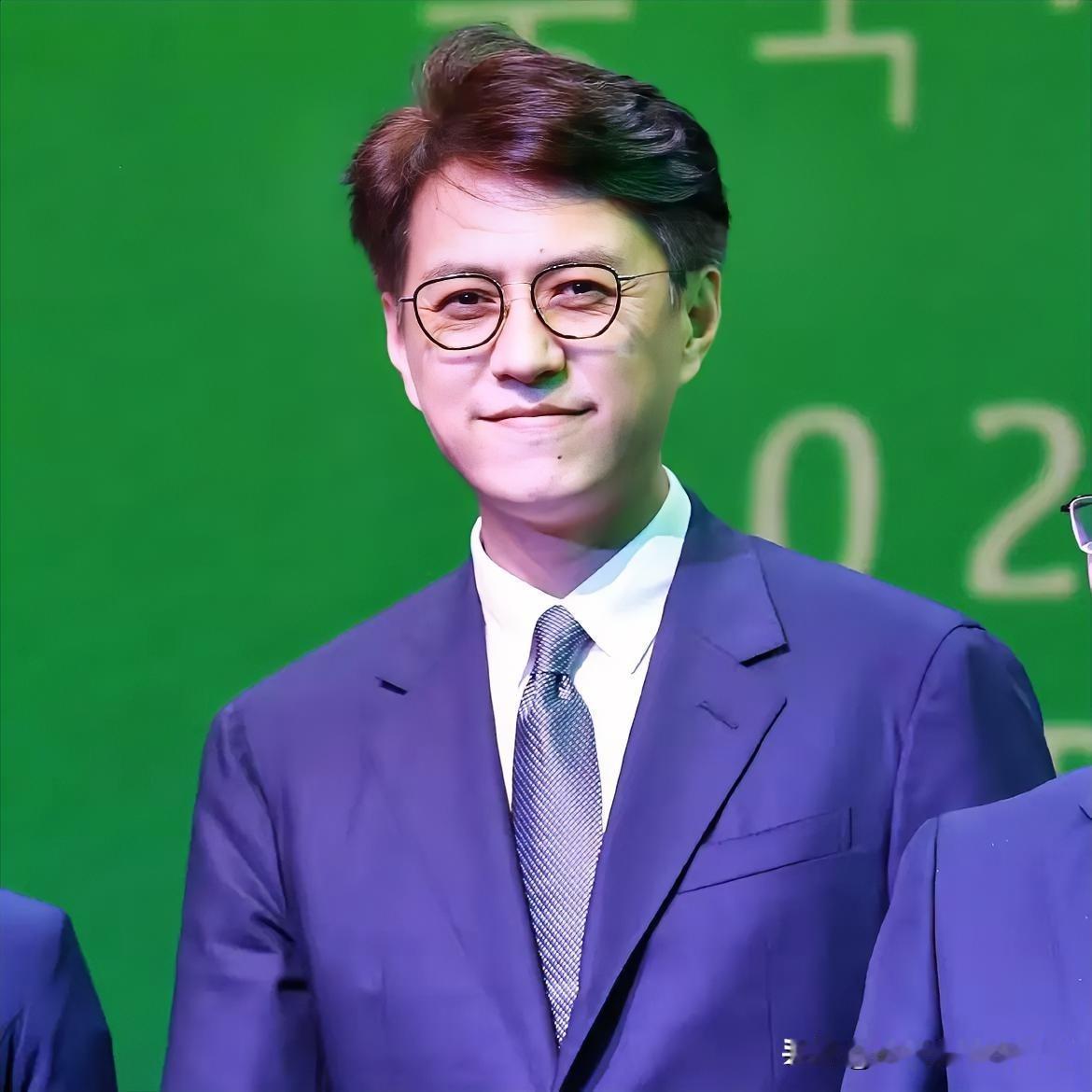 中戏院长郝戎翻车，
睡不着觉的确是靳东

郝戎被称为造星教父，带出过章子怡、刘烨