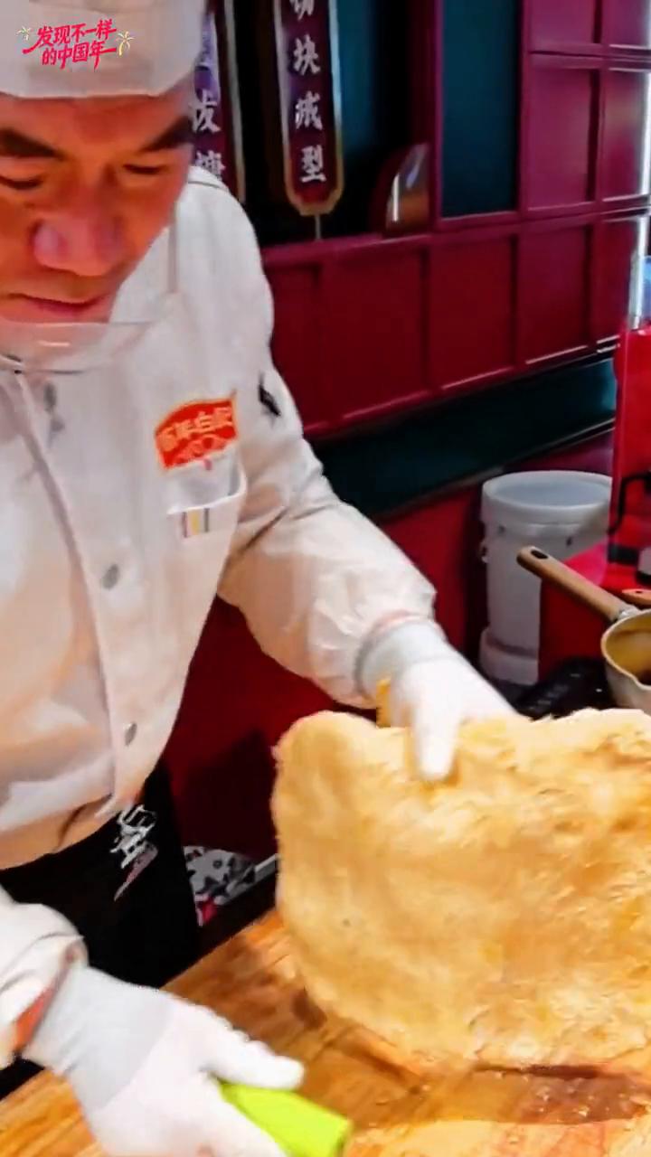 匠心独运非遗大师制作花生糕。
在开封书店街看花生糕是怎样制成的。看看非遗大师是如