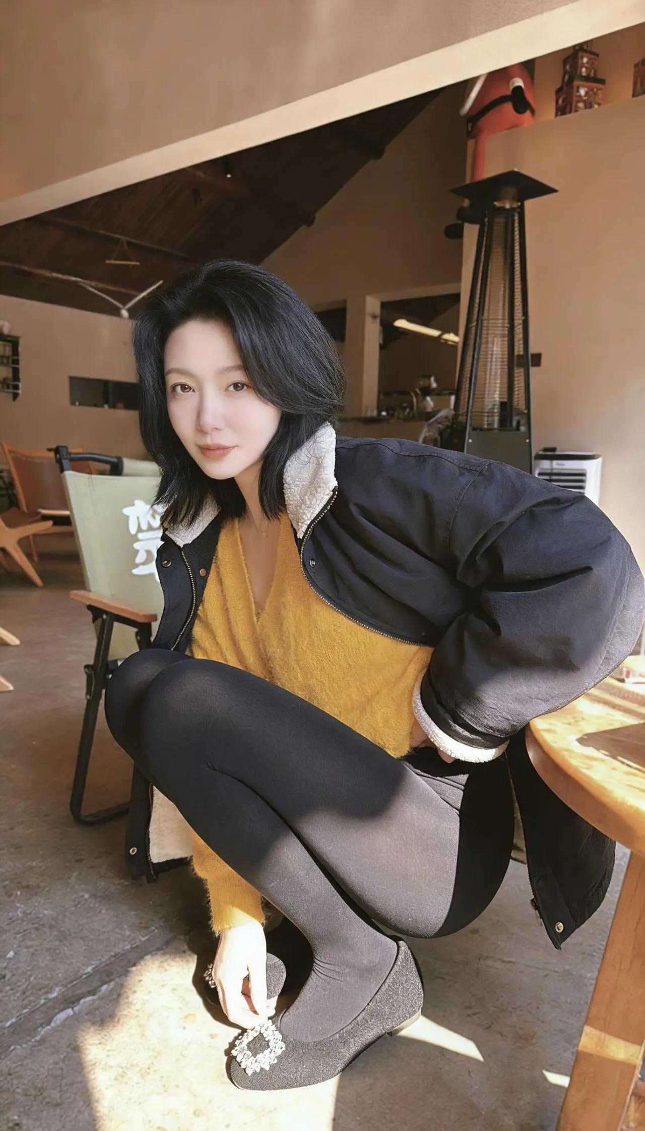 阳光洒进咖啡馆，温暖的黑发女孩展示一字马，好厉害👍🏻黑发女神 黑发辣妹