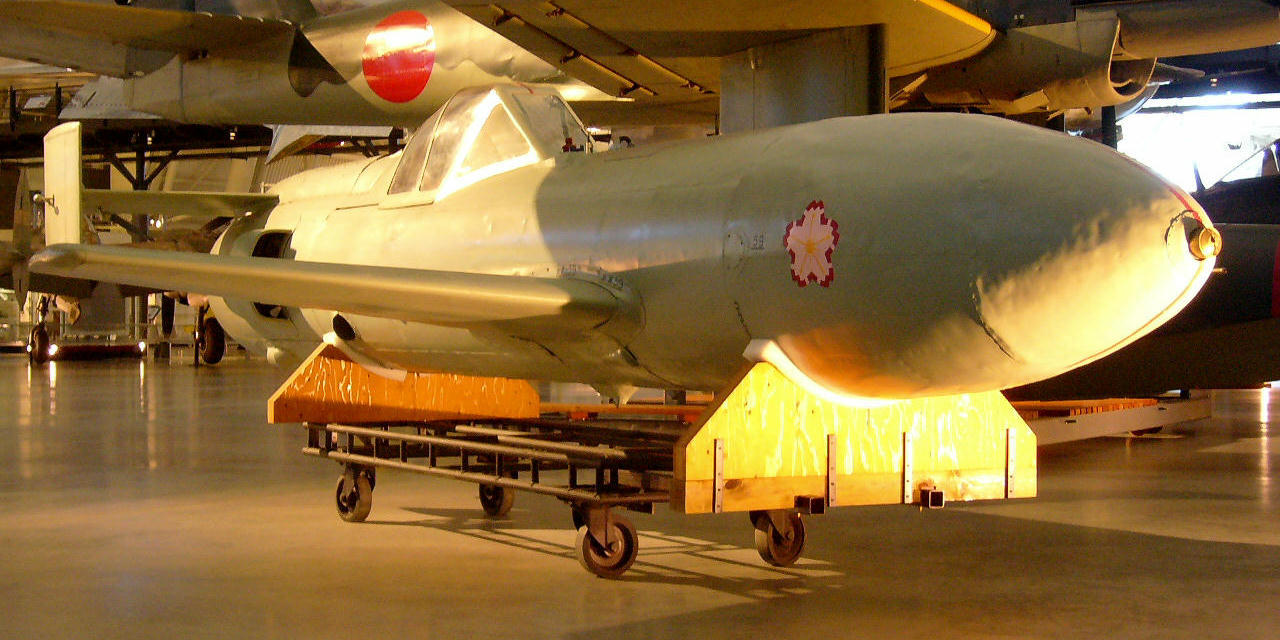 飞扬军事 1945年4月12日，美国人首次领略到了“樱花”的威力，当天日军对冲绳