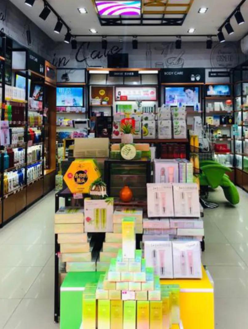 我认为大部分会，未来实体店不会全部消失
 
我认为未来实体店绝不会彻底消失。网购
