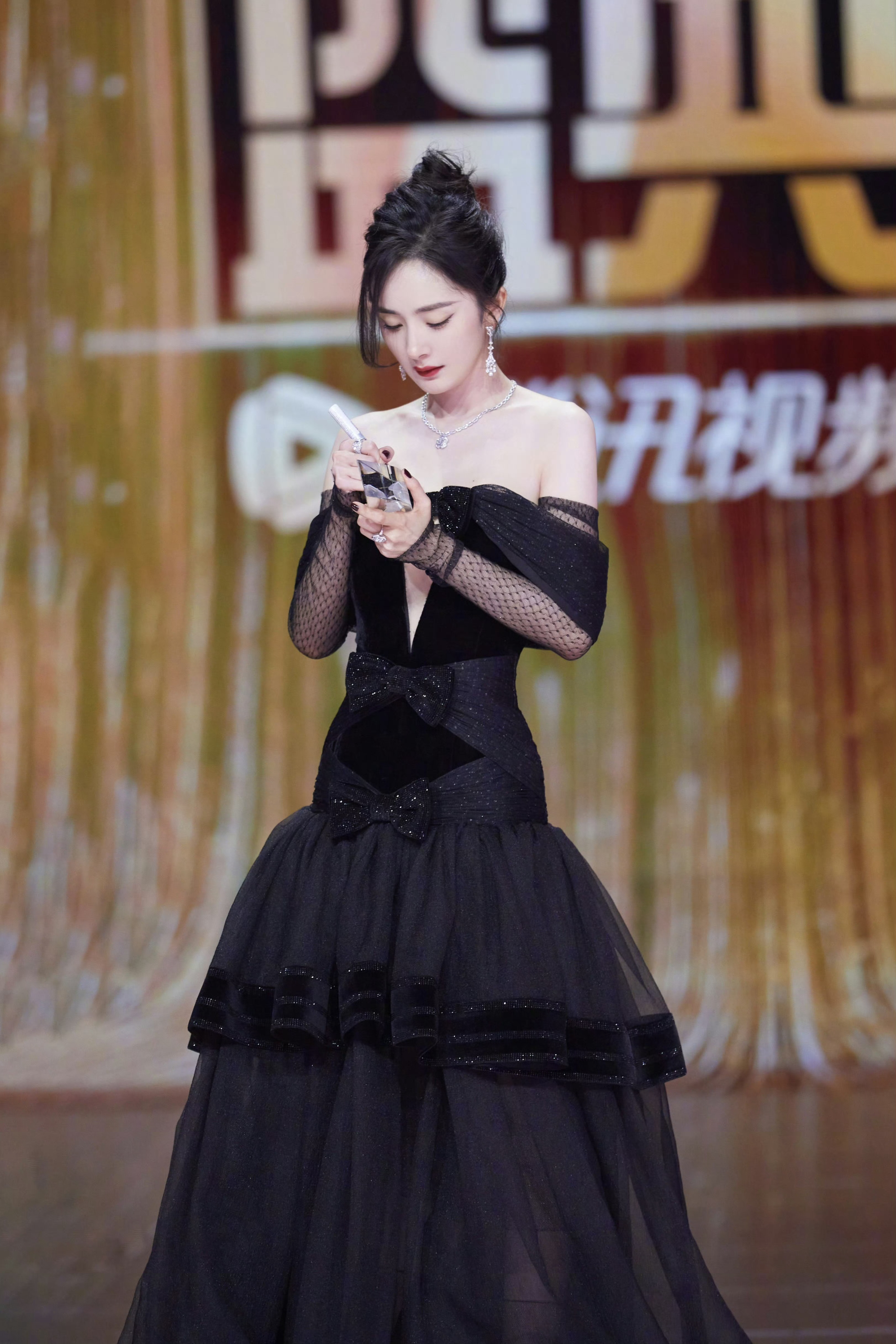 杨幂黑色薄纱裙 