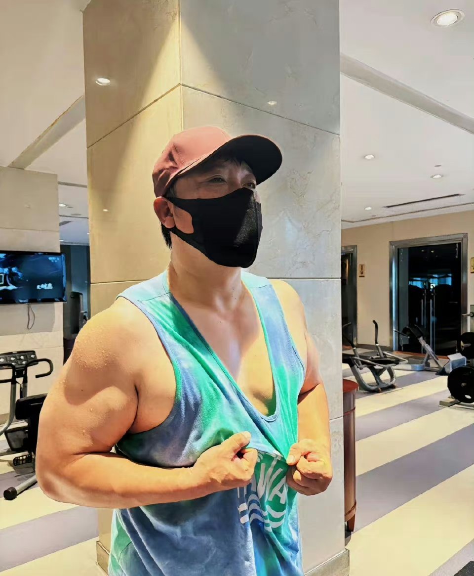 真的很难相信贾冰居然身材这么好,内娱的白瘦男明星真该努力了 ​​​