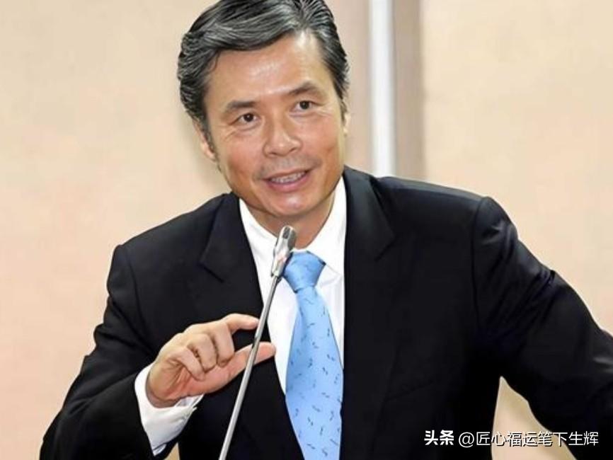 这是马英九的核心幕僚金溥聪，现年69岁，样貌相较同龄人更为年轻。他眉形短粗、浓眉