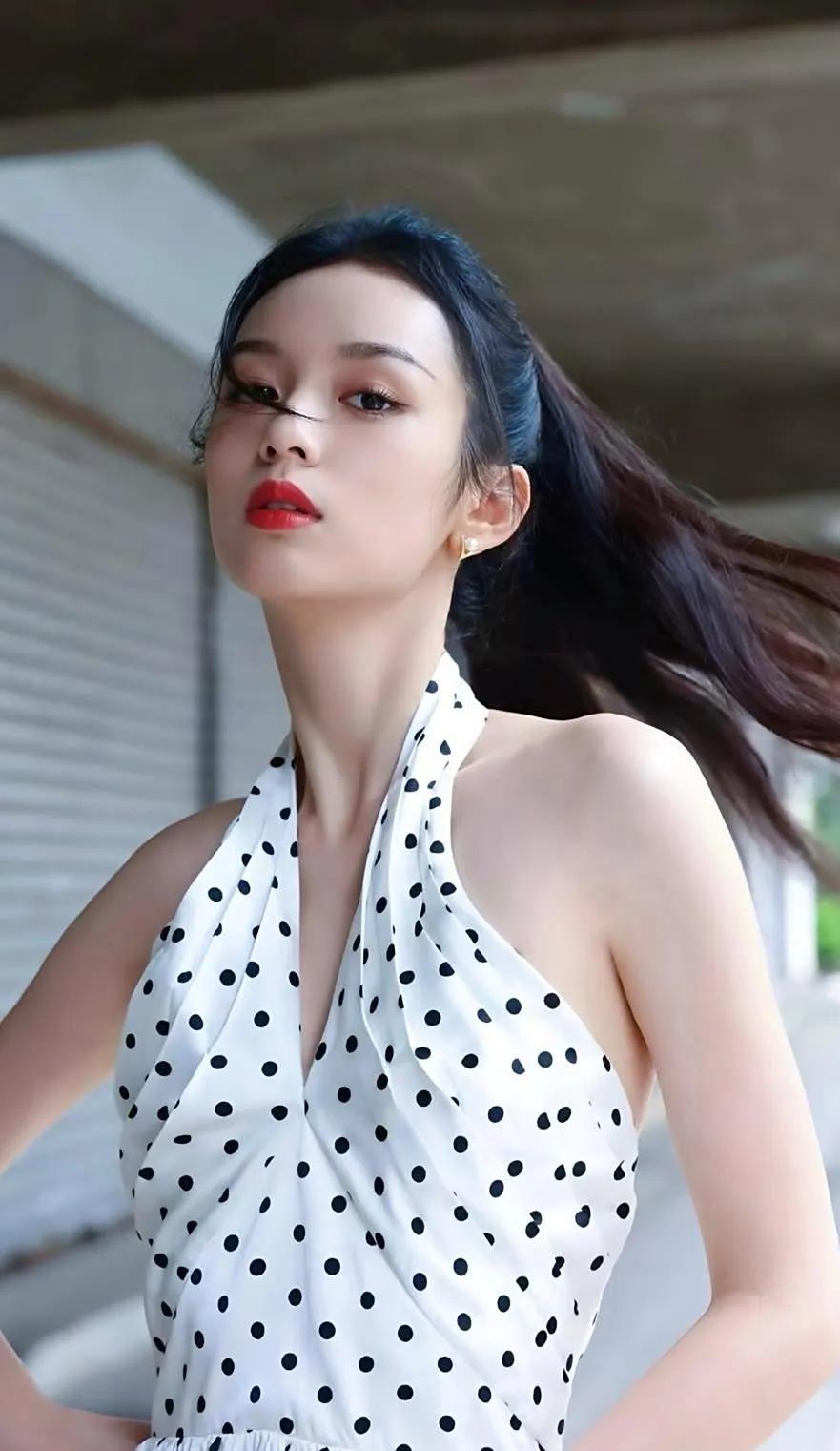周也这组造型太绝啦！白色挂脖波点长裙太衬她了，挂脖设计完美展现出流畅的肩颈线条，
