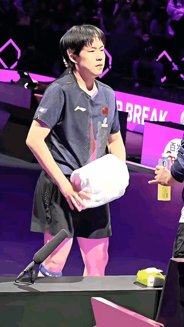 看到这一幕真的有点心疼王楚钦，
顶级运动员的服装难道不能量身定做吗，
在这么多闪