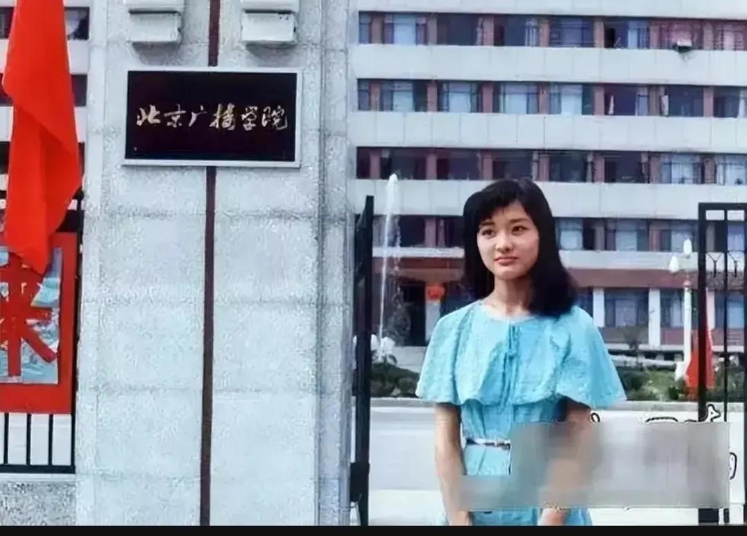 90年代初，一个年轻的女孩的照片，留下了这张照片，镜头中的她，留着披肩的长发，一