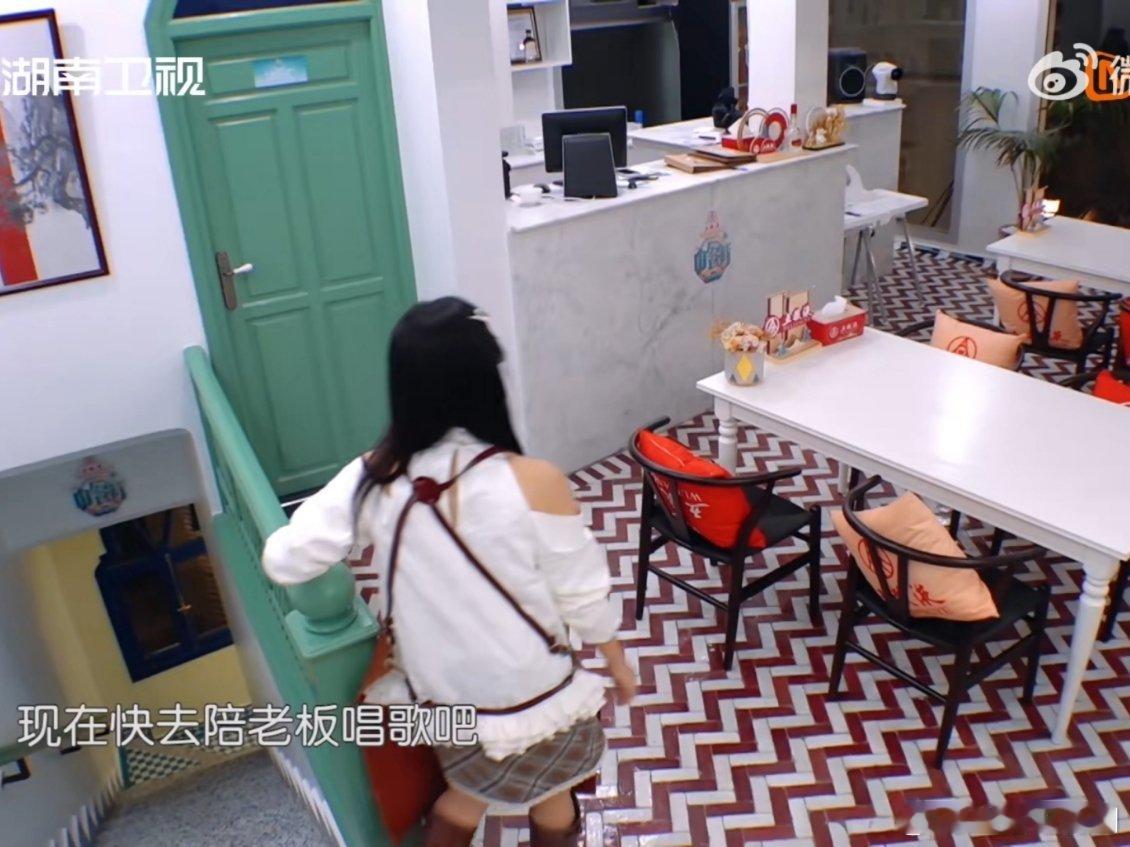 沈月翟潇闻职业素养天花板中餐厅中餐厅名场面晓明哥在后厨开唱，沈月翟潇闻在三楼加速