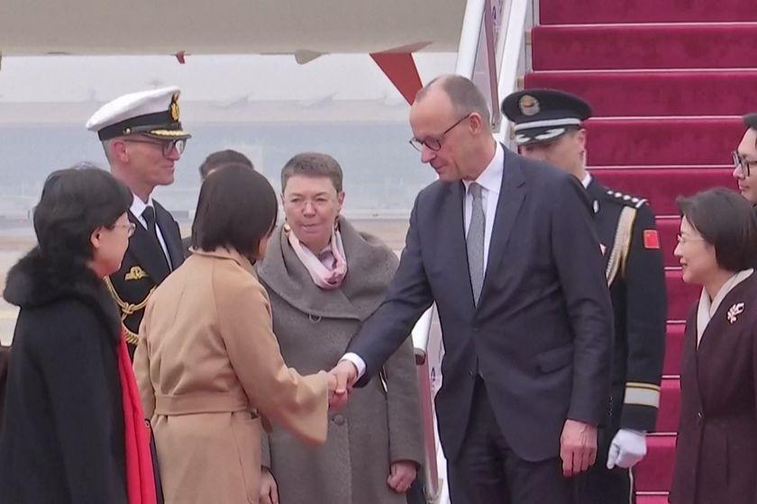 德国总理默茨最近放话了，说"中国人民太节俭了，消费水平提上去，贸易顺差自然就小了