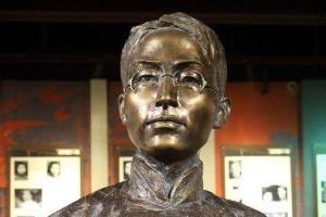 1981年，白公馆一位老太看着墙上照片痛哭，游客才知她是英烈遗孀
许晓轩和姜绮华