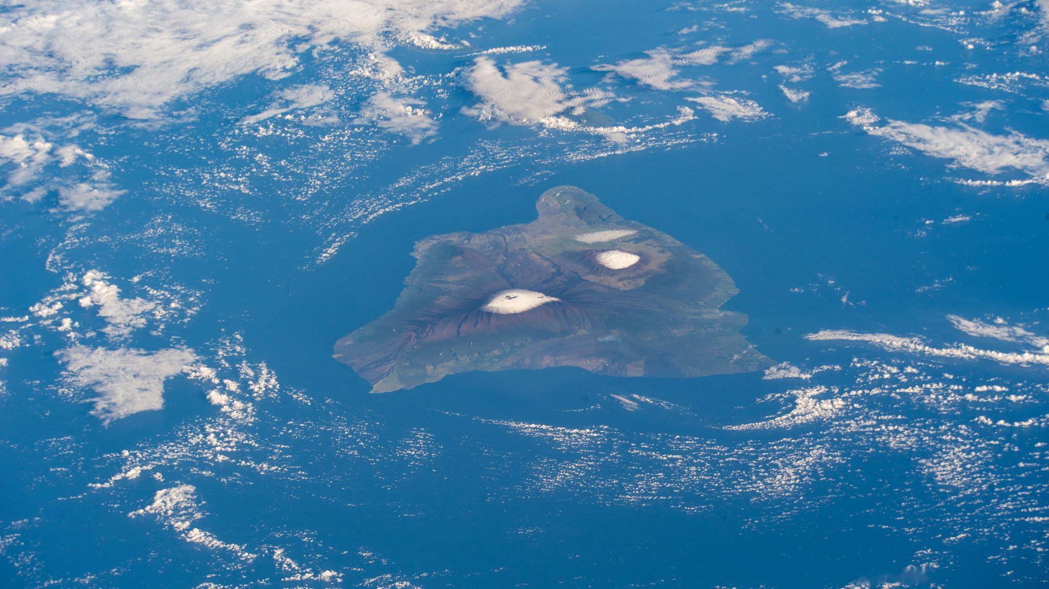 夏威夷大岛及其两座雪顶火山的壮丽景色活跃的冒纳罗亚（左侧）和休眠的冒纳凯亚（右侧
