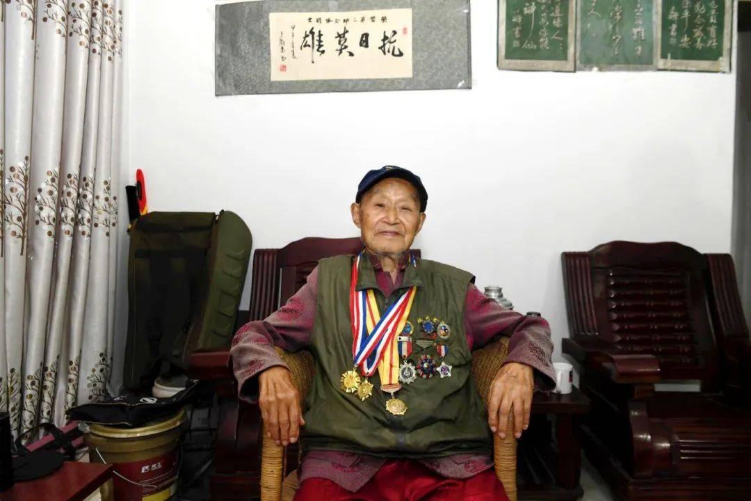 1984年，我国一名22岁的士兵陈洪远，意外发现一窑洞，里面竟然还传出女人的声音