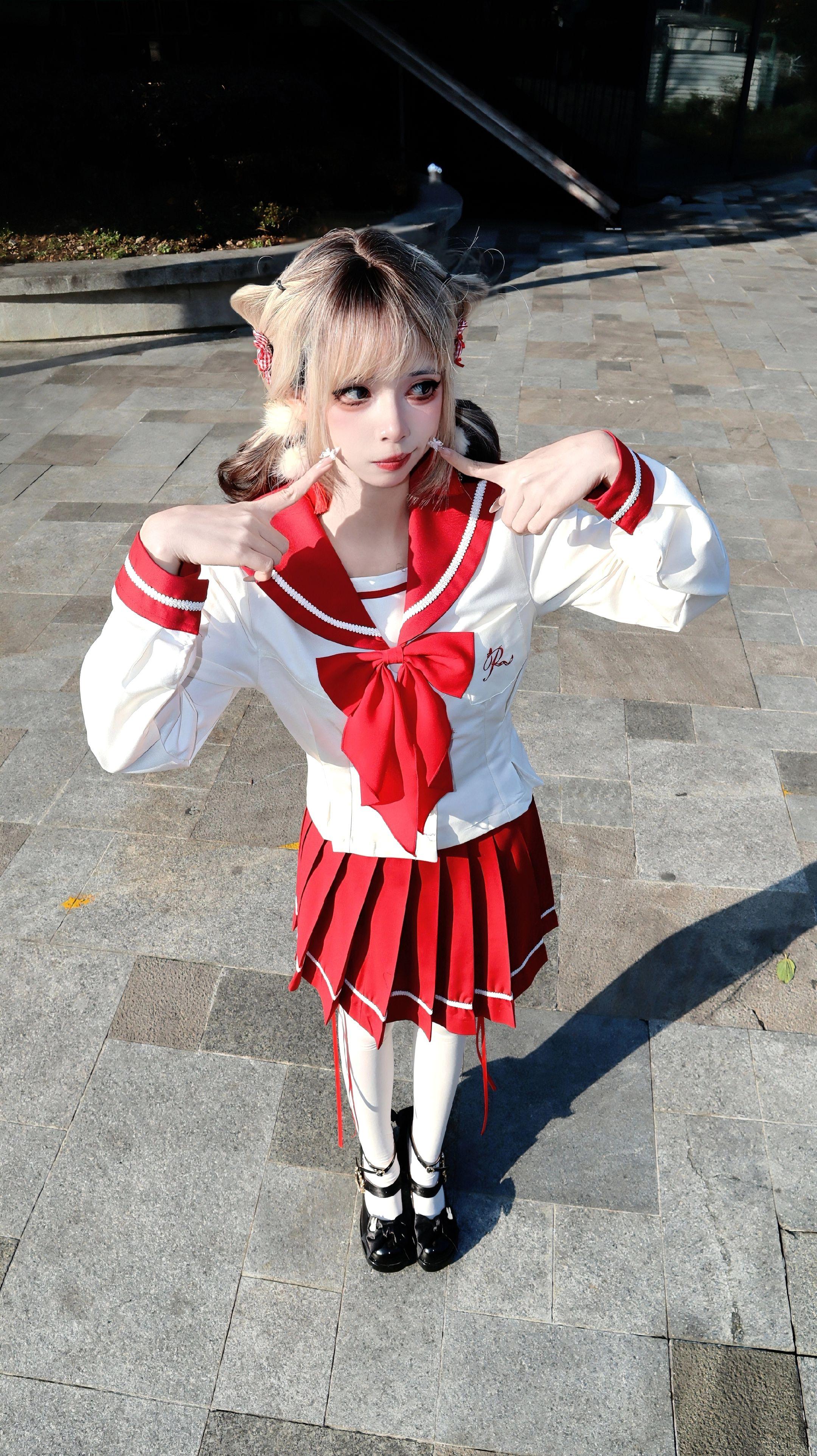 我叫夯大力，我以为穿jk就可以收获爱情，要不是整天被人私信说看看腿，我差点就信了