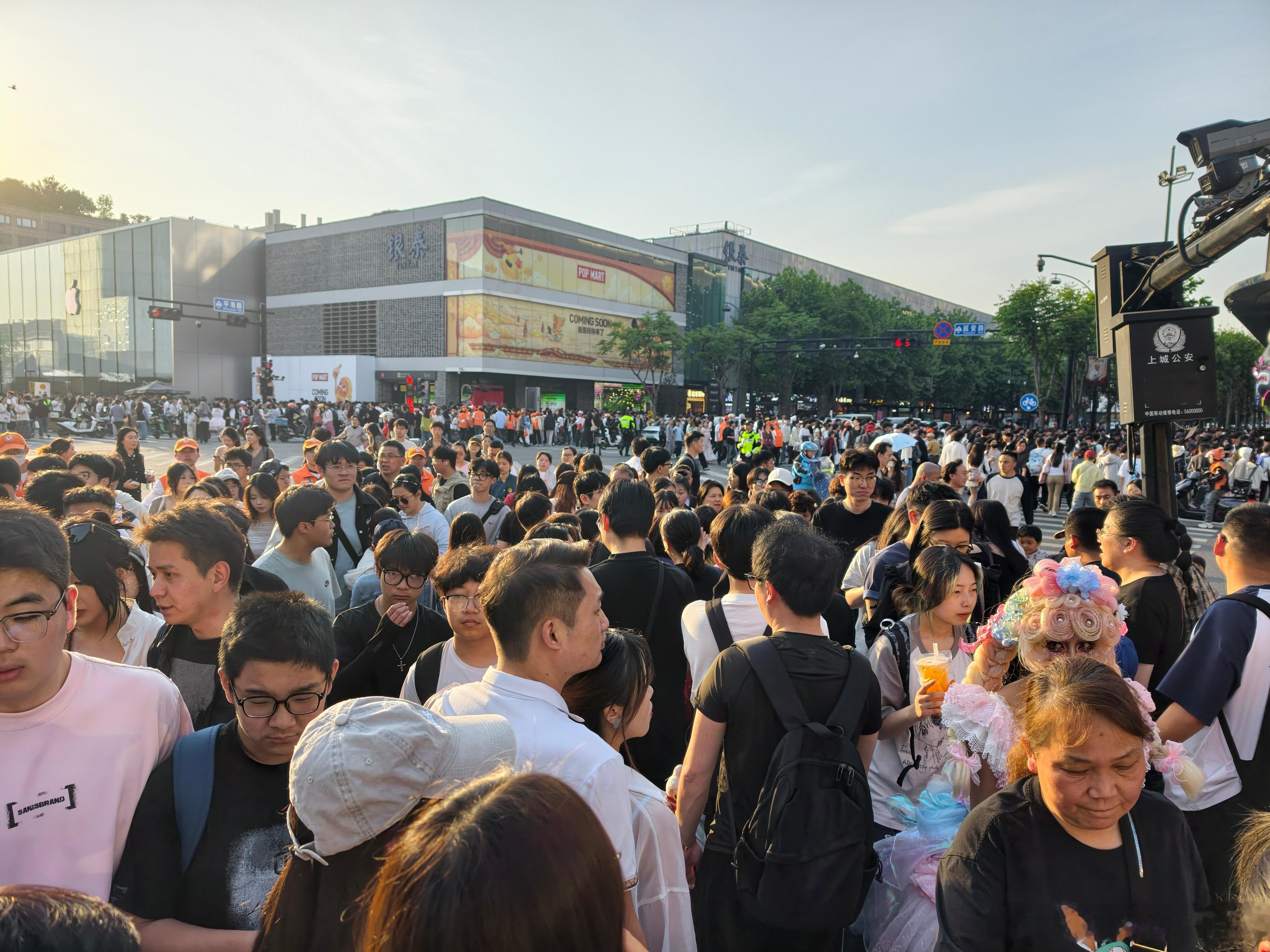 大部分人觉得旅游累的原因我觉得很重要的原因就是因为外面人太多了，天气也热，还没做