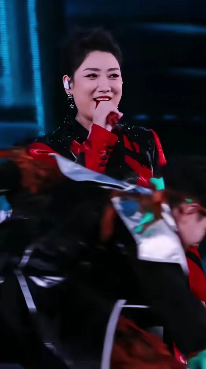舞台上的她，闪耀如星！🌟✨
凤凰传奇主唱玲花