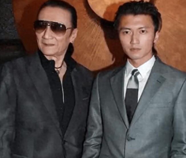 前公公谢贤去世享年89岁，张柏芝头像变黑悼念。
 
谢贤活得潇洒，通透，临走把家