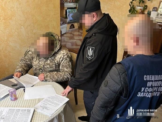 乌克兰腐败仍在继续，在乌克兰沃伦州，五名边防局工作人员因受贿放人出境而被逮捕。