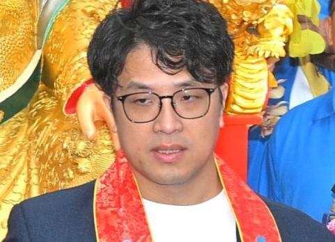 沈伯洋短卷发新造型　管碧玲大赞：跟小泉进次郎一模一样

今天，沈伯洋在活动后被问