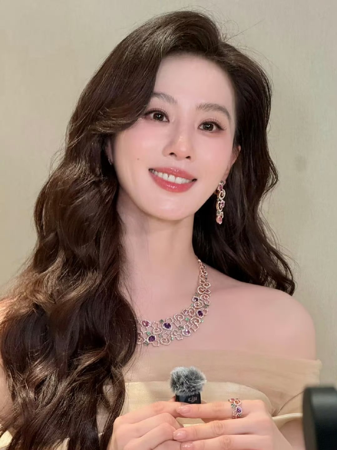 刘诗诗微醺下班刻在骨子里的优雅，从来藏不住。即便微醺状态，多年芭蕾功底加持，腰背