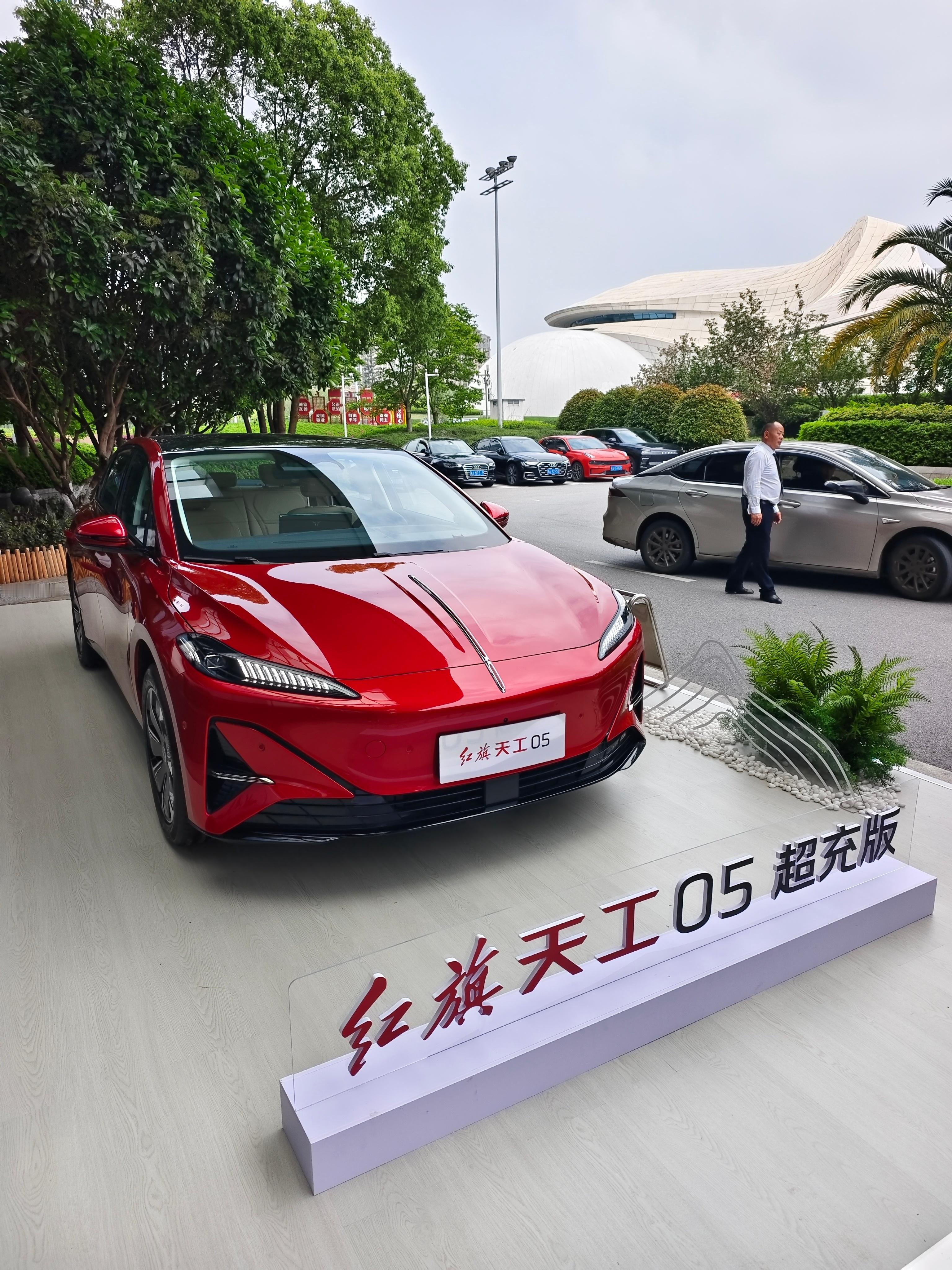 昨天就发现酒店门口，停了一辆红旗天工05，很红很时尚，今天长沙这边同样有红旗的发