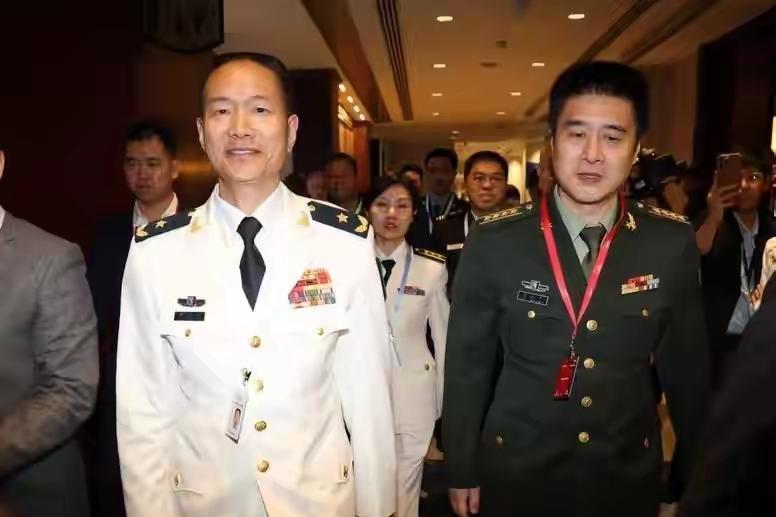 你能想象一场讨论亚洲安全的“群英会”，主角的国防部长却不在场吗？那场面，尴尬得能