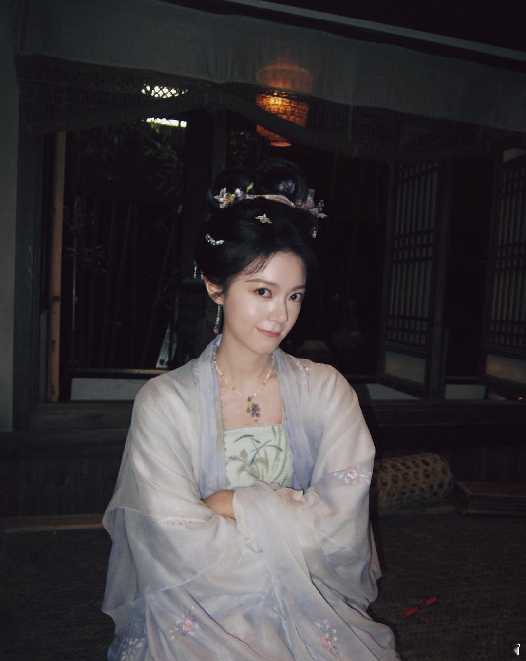 1.赵今麦为新戏减肥减的很厉害，毕竟也想吃流量这口饭，时尚方面也另辟蹊径，先用"