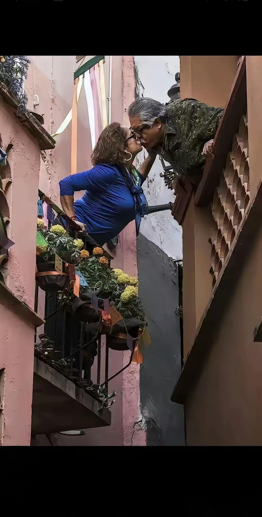 夫妻两地分居，分着分着就凉了。亲戚朋友同学也是如此，时间和距离，距离和时间，谁能