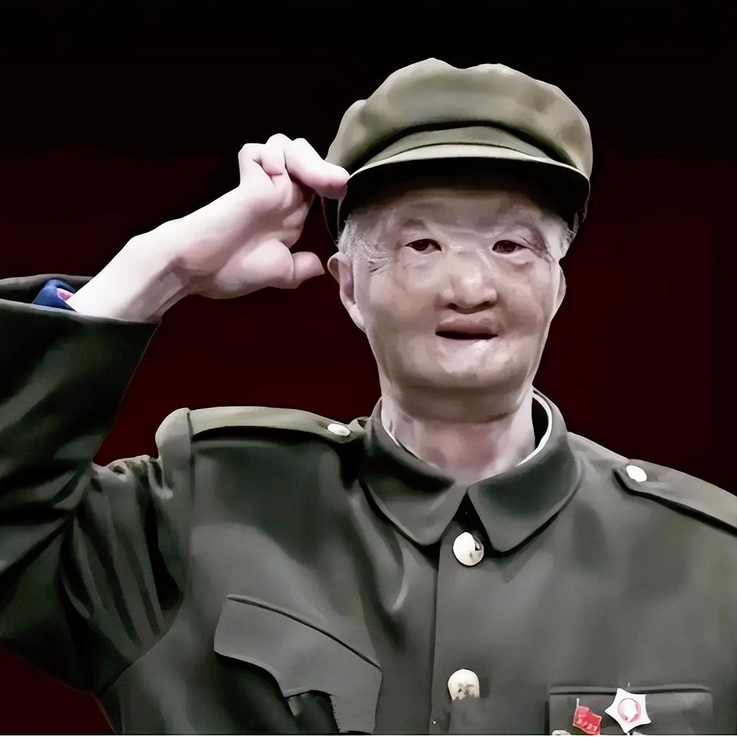 照片中“丑陋”的老军人是川军代表涂伯毅，他在长津湖战役中被毁容。被毁容后，他曾长