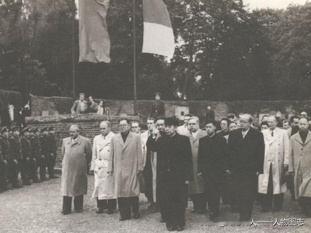 1955年7月28日，张闻天陪同周恩来总理访问波兰。这是周恩来(前排左四)与张闻