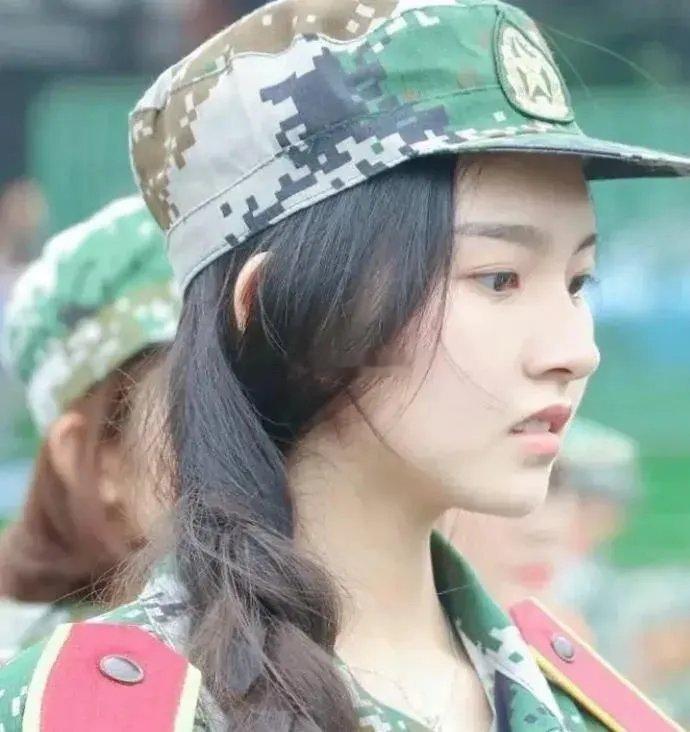 这人的侧脸好像那个女明星，但就是想不起她叫啥来着。 ​​​