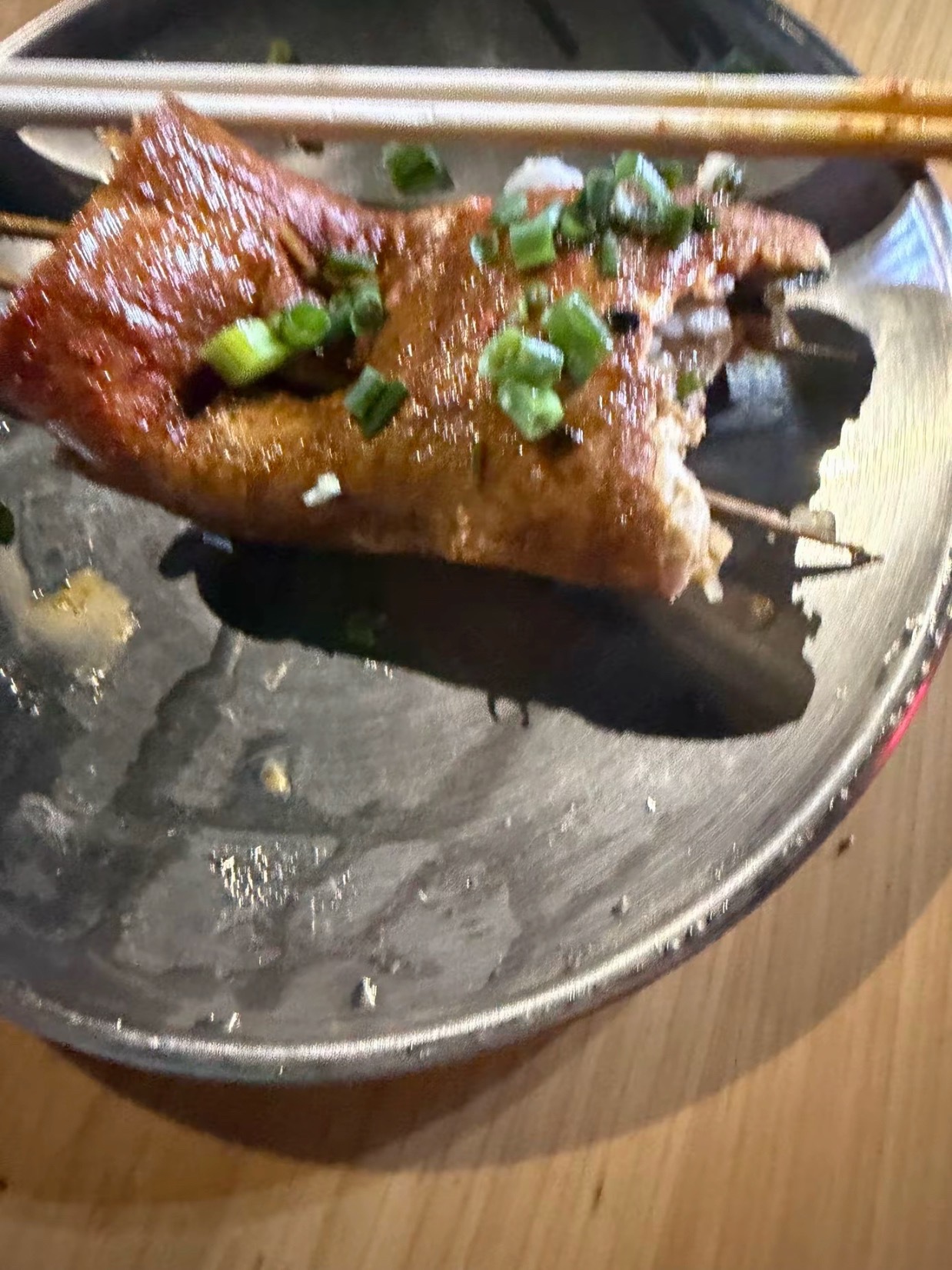一只萌兽在撕咬食物 