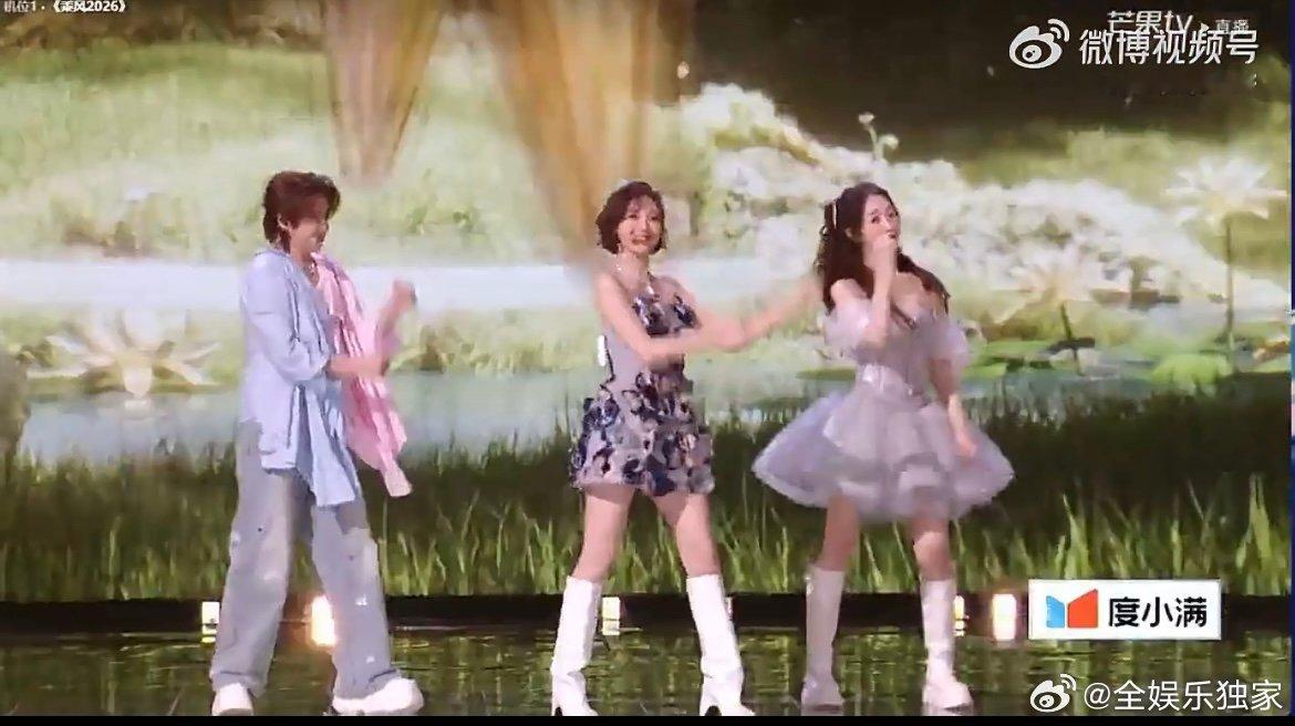 王濛遮住了李小冉的眼原本可爱的舞台，因为这个互动多了份温柔，越看越有味道。乘风2